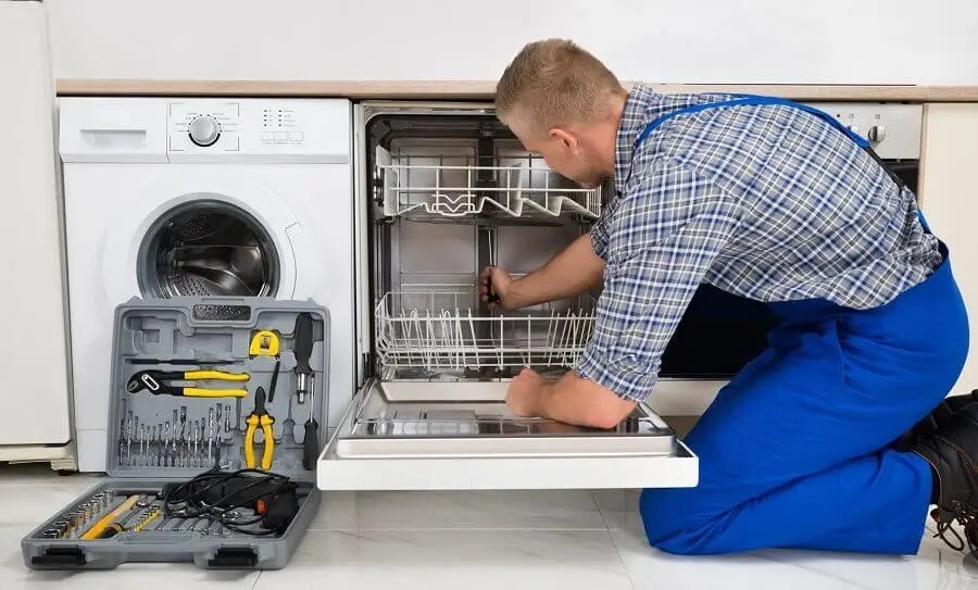 Kazan Hotpoint servisi teknisyen ekibi beyaz eşya tamiri yaparken